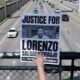 detención migratoria Daniel Tirado — Una pancarta de protesta en Houston pide justicia por Lorenzo Salgado Araujo, cuya muerte ha generado controversia legal en Estados Unidos. Foto de: Antranik Tavitian (REUTERS