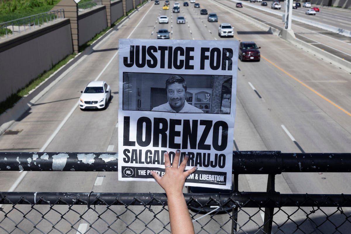 detención migratoria Daniel Tirado — Una pancarta de protesta en Houston pide justicia por Lorenzo Salgado Araujo, cuya muerte ha generado controversia legal en Estados Unidos. Foto de: Antranik Tavitian (REUTERS
