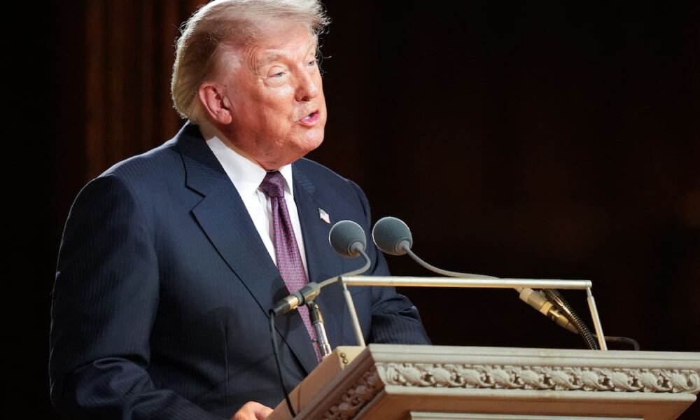 ultimátum Trump Irán — Donald Trump habla ante un podio durante sus declaraciones sobre las amenazas de ataque a Irán. Foto de: La Nación