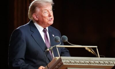 ultimátum Trump Irán — Donald Trump habla ante un podio durante sus declaraciones sobre las amenazas de ataque a Irán. Foto de: La Nación