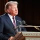 ultimátum Trump Irán — Donald Trump habla ante un podio durante sus declaraciones sobre las amenazas de ataque a Irán. Foto de: La Nación