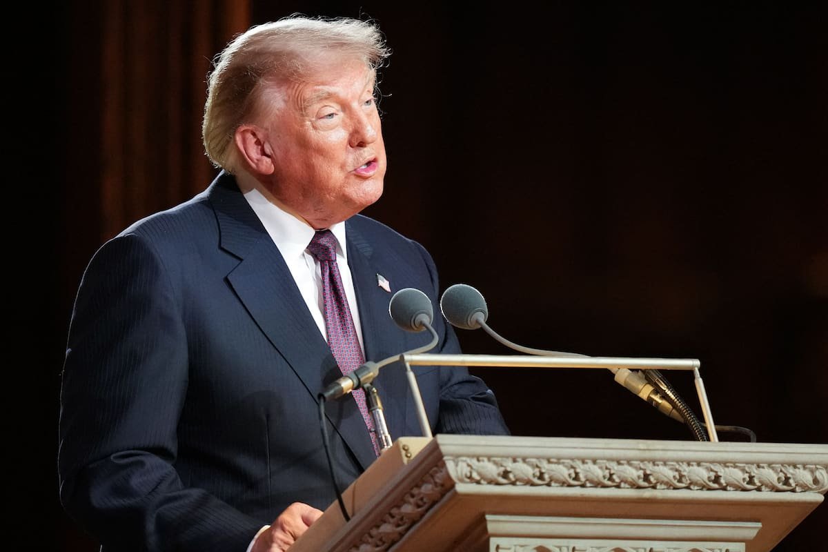 ultimátum Trump Irán — Donald Trump habla ante un podio durante sus declaraciones sobre las amenazas de ataque a Irán. Foto de: La Nación