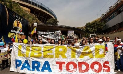 Manifestantes en Venezuela portan pancartas que exigen libertad para los presos políticos tras el anuncio de su excarcelación. Foto de: CNN en Español
