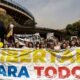 Manifestantes en Venezuela portan pancartas que exigen libertad para los presos políticos tras el anuncio de su excarcelación. Foto de: CNN en Español