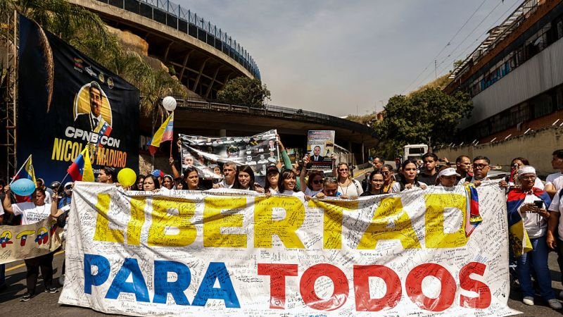 Manifestantes en Venezuela portan pancartas que exigen libertad para los presos políticos tras el anuncio de su excarcelación. Foto de: CNN en Español