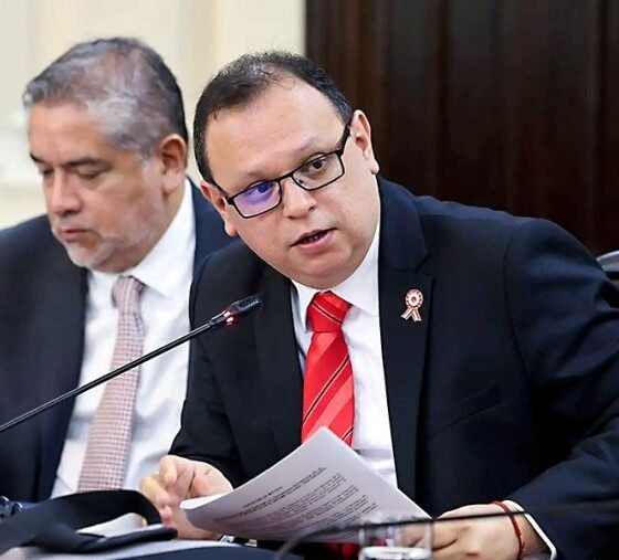 seguridad ciudadana — El ministro Vinelli durante una sesión en el Congreso para discutir medidas de seguridad. Foto de: El Peruano