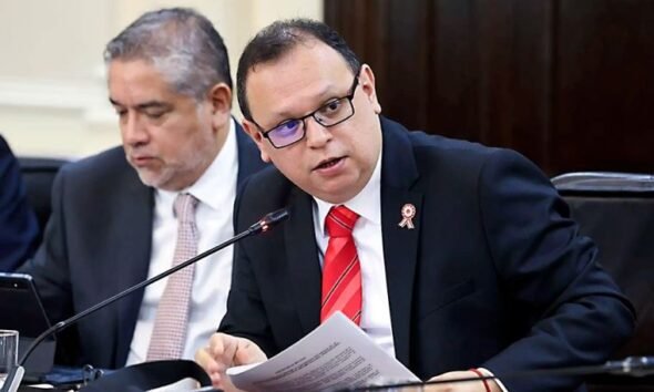 seguridad ciudadana — El ministro Vinelli durante una sesión en el Congreso para discutir medidas de seguridad. Foto de: El Peruano