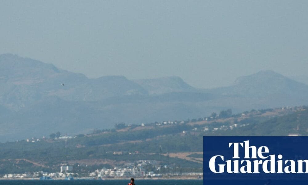 fronteras europeas — Botes de la marina patrullan las aguas cercanas a Ceuta, donde se han reforzado las medidas de seguridad en las fronteras de la Unión Europea. Foto de: The Guardian