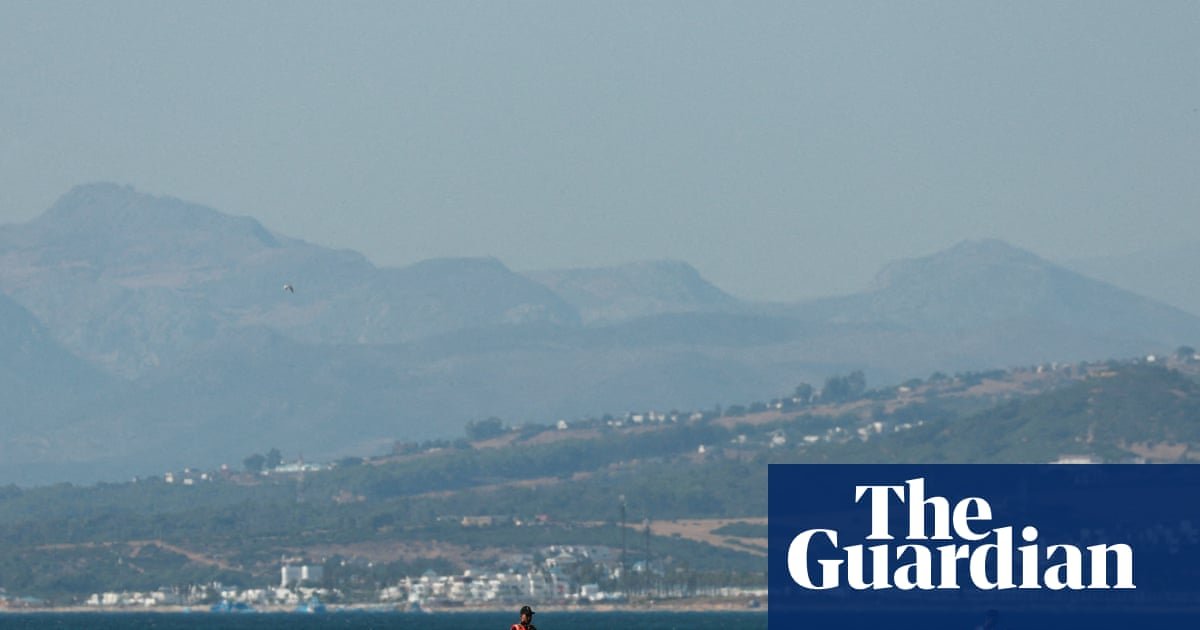 fronteras europeas — Botes de la marina patrullan las aguas cercanas a Ceuta, donde se han reforzado las medidas de seguridad en las fronteras de la Unión Europea. Foto de: The Guardian