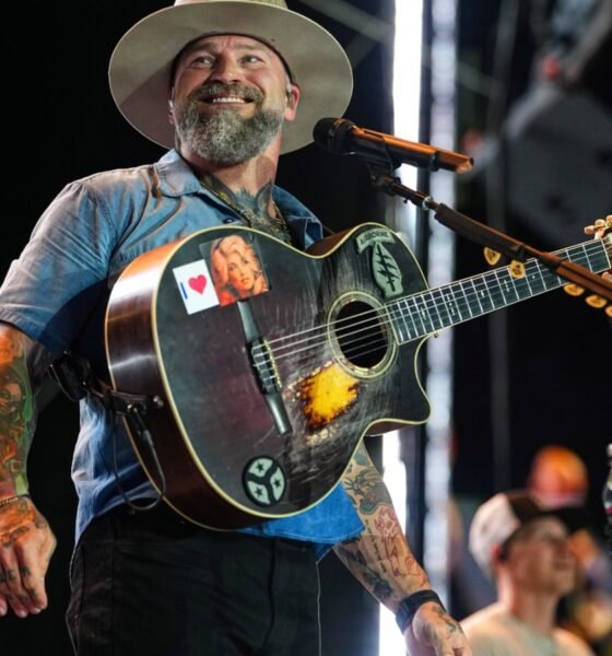 Zac Brown sonríe mientras toca su guitarra durante una presentación en vivo. Foto de: Chris Unger/Zuffa LLC