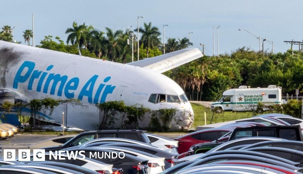 Accidente avión — Un avión de carga de Amazon Prime Air permanece dañado tras salirse de la pista en el aeropuerto de Miami. Foto de: BBC Mundo
