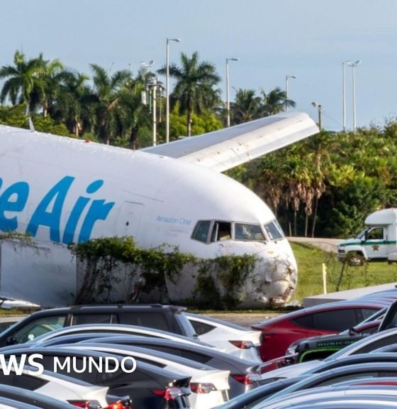Accidente avión — Un avión de carga de Amazon Prime Air permanece dañado tras salirse de la pista en el aeropuerto de Miami. Foto de: BBC Mundo