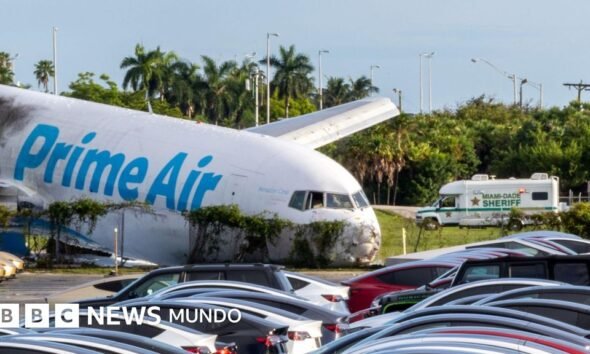 Accidente avión — Un avión de carga de Amazon Prime Air permanece dañado tras salirse de la pista en el aeropuerto de Miami. Foto de: BBC Mundo