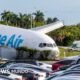 Accidente avión — Un avión de carga de Amazon Prime Air permanece dañado tras salirse de la pista en el aeropuerto de Miami. Foto de: BBC Mundo