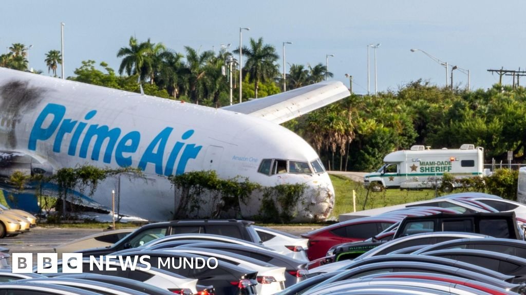 Accidente avión — Un avión de carga de Amazon Prime Air permanece dañado tras salirse de la pista en el aeropuerto de Miami. Foto de: BBC Mundo