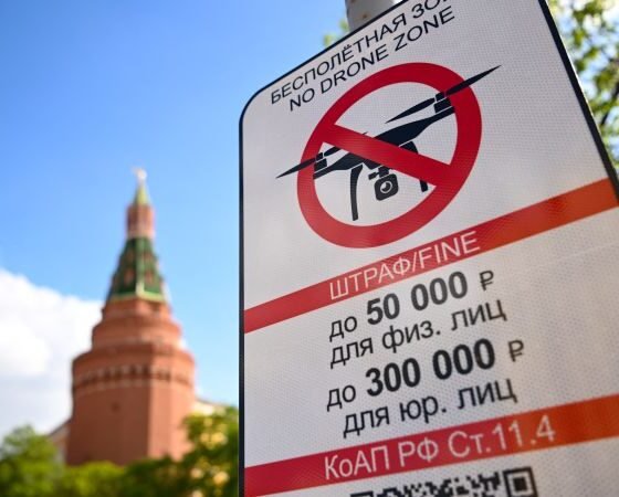 Alemania acusa Rusia — Un letrero de prohibición de drones en Moscú resalta las restricciones aéreas en Rusia tras el ataque al aeropuerto de Leipzig. Foto de: CNN en Español