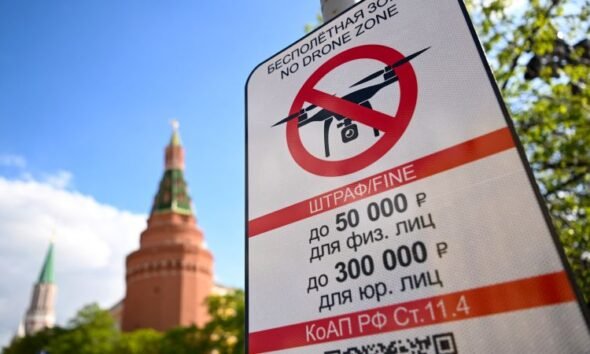 Alemania acusa Rusia — Un letrero de prohibición de drones en Moscú resalta las restricciones aéreas en Rusia tras el ataque al aeropuerto de Leipzig. Foto de: CNN en Español