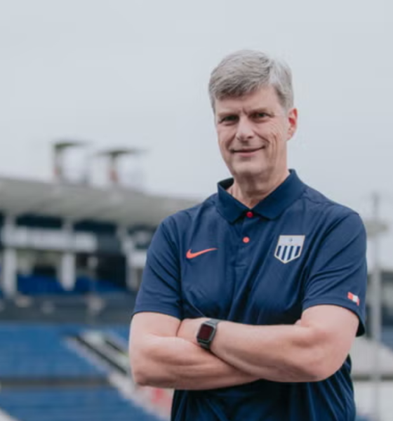 crisis financiera Alianza Lima — Un hombre con una camiseta del club Alianza Lima posa frente a las gradas de un estadio de fútbol. Foto de: Perú21