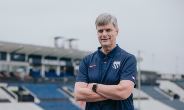 crisis financiera Alianza Lima — Un hombre con una camiseta del club Alianza Lima posa frente a las gradas de un estadio de fútbol. Foto de: Perú21