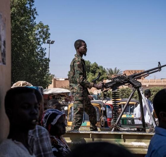 Ataque armado — Un soldado del ejército sudanés vigila una zona en el contexto de la violencia armada en Sudán del Sur. Foto de: Amaury Fall-Brauner