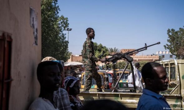 Ataque armado — Un soldado del ejército sudanés vigila una zona en el contexto de la violencia armada en Sudán del Sur. Foto de: Amaury Fall-Brauner