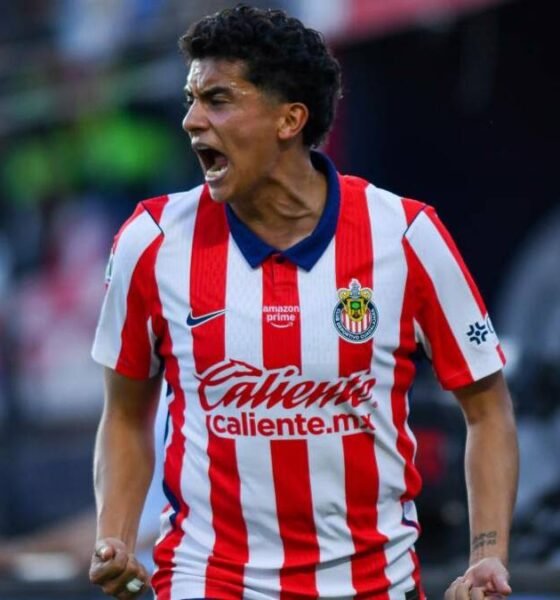 Un jugador de las Chivas celebra con intensidad tras lograr una victoria categórica frente al Atlético San Luis. Foto de: Imago7