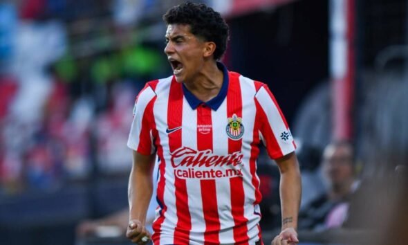 Un jugador de las Chivas celebra con intensidad tras lograr una victoria categórica frente al Atlético San Luis. Foto de: Imago7