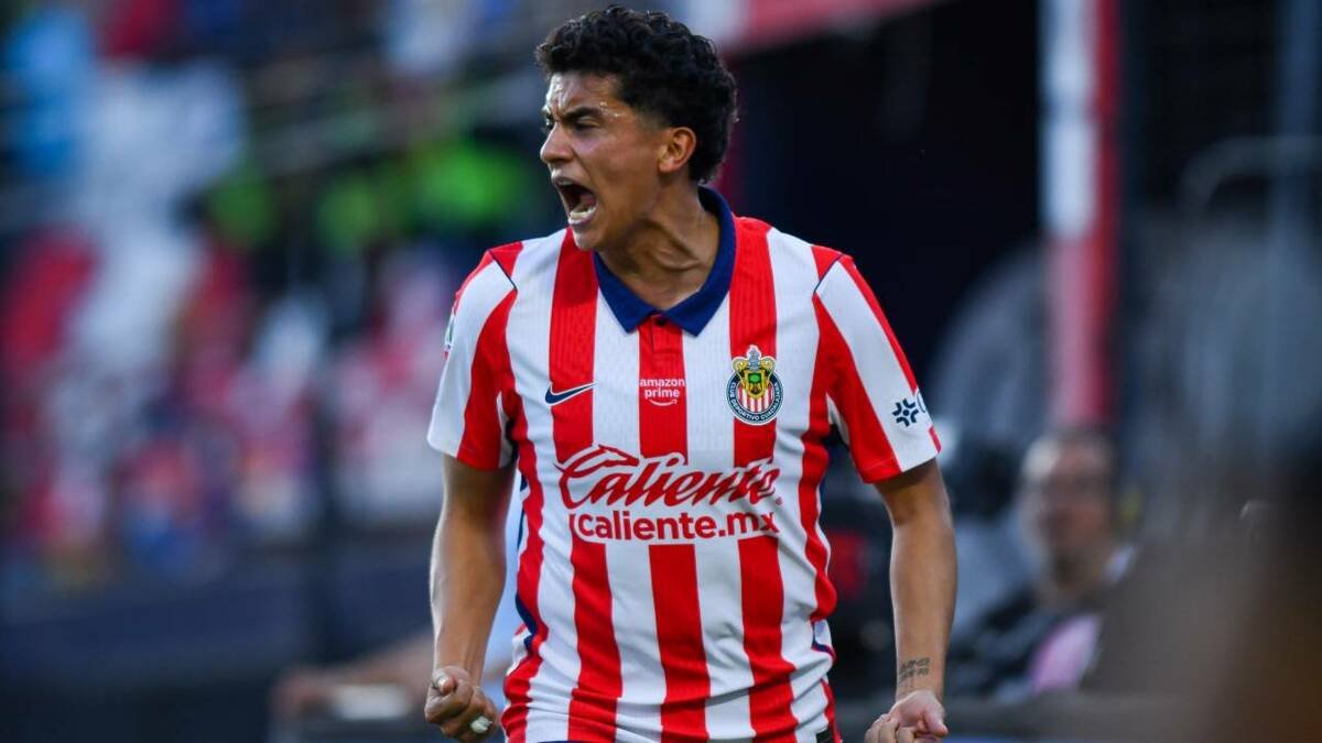 Un jugador de las Chivas celebra con intensidad tras lograr una victoria categórica frente al Atlético San Luis. Foto de: Imago7