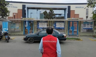 contrato Sedalib La Libertad — Un funcionario de la Contraloría General de la República inspecciona las instalaciones de Sedalib en el marco de una investigación por presuntas irregularidades. Foto de: El Búho