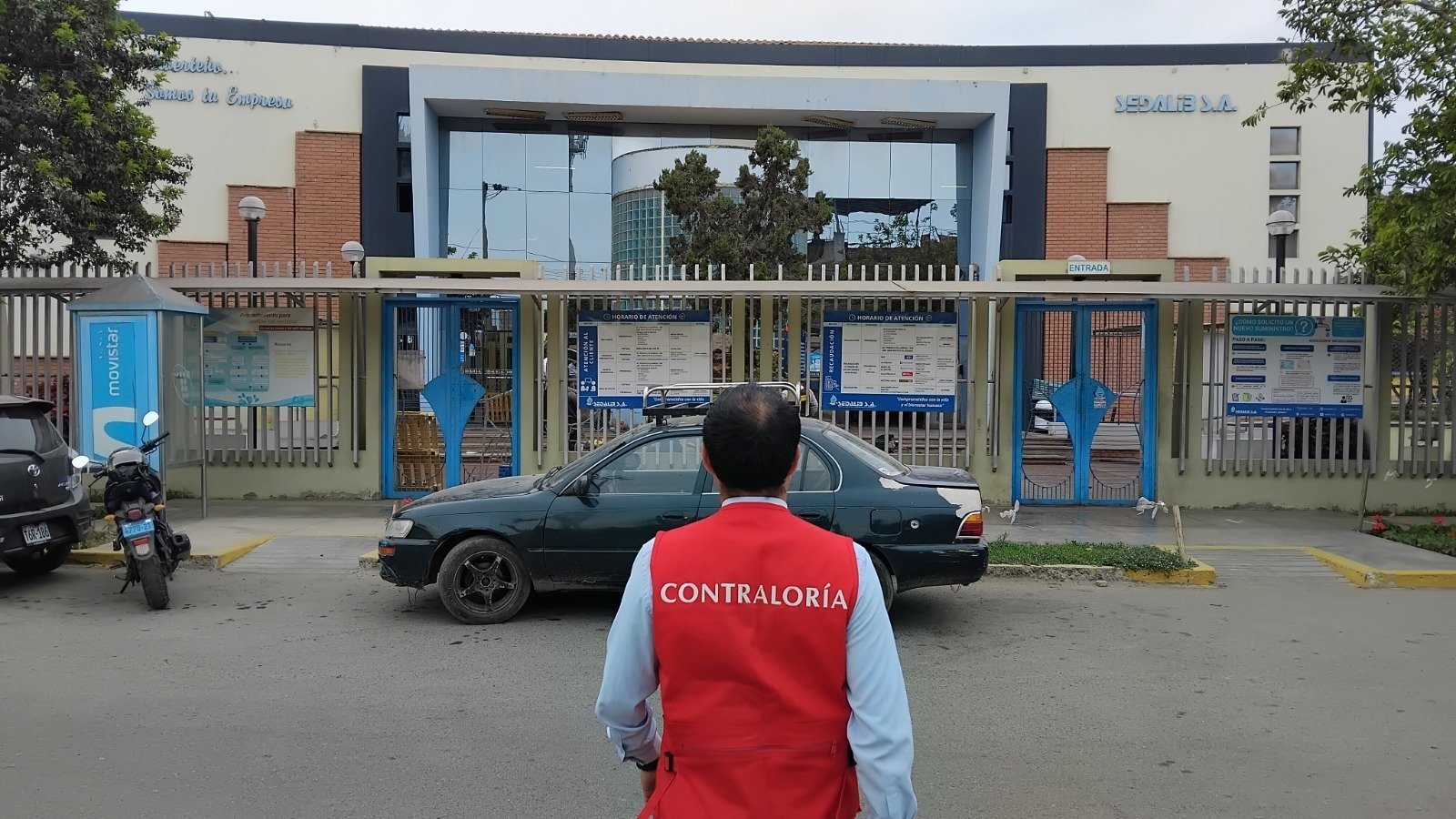 contrato Sedalib La Libertad — Un funcionario de la Contraloría General de la República inspecciona las instalaciones de Sedalib en el marco de una investigación por presuntas irregularidades. Foto de: El Búho