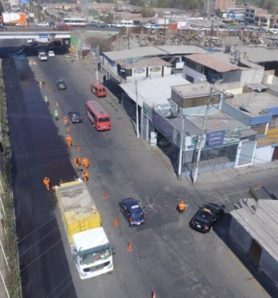 fallas en obra — Personal de supervisión y vehículos en la zona de obras de la Av. Parra de Arequipa bajo denuncias de irregularidades. Foto de: El Búho