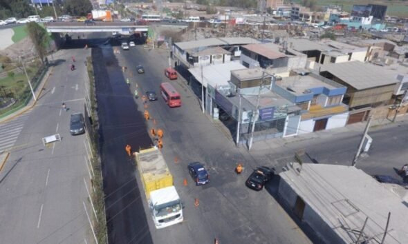 fallas en obra — Personal de supervisión y vehículos en la zona de obras de la Av. Parra de Arequipa bajo denuncias de irregularidades. Foto de: El Búho