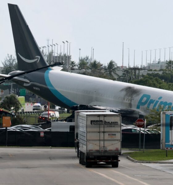 Crash avión Amazon Miami — Un avión de carga de Amazon es visto tras accidentarse en el Aeropuerto Internacional de Miami el 6 de septiembre. Foto de: Joe Raedle/Getty Images/AFP