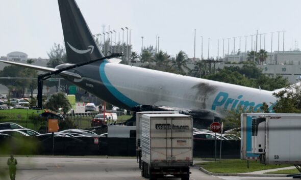 Crash avión Amazon Miami — Un avión de carga de Amazon es visto tras accidentarse en el Aeropuerto Internacional de Miami el 6 de septiembre. Foto de: Joe Raedle/Getty Images/AFP