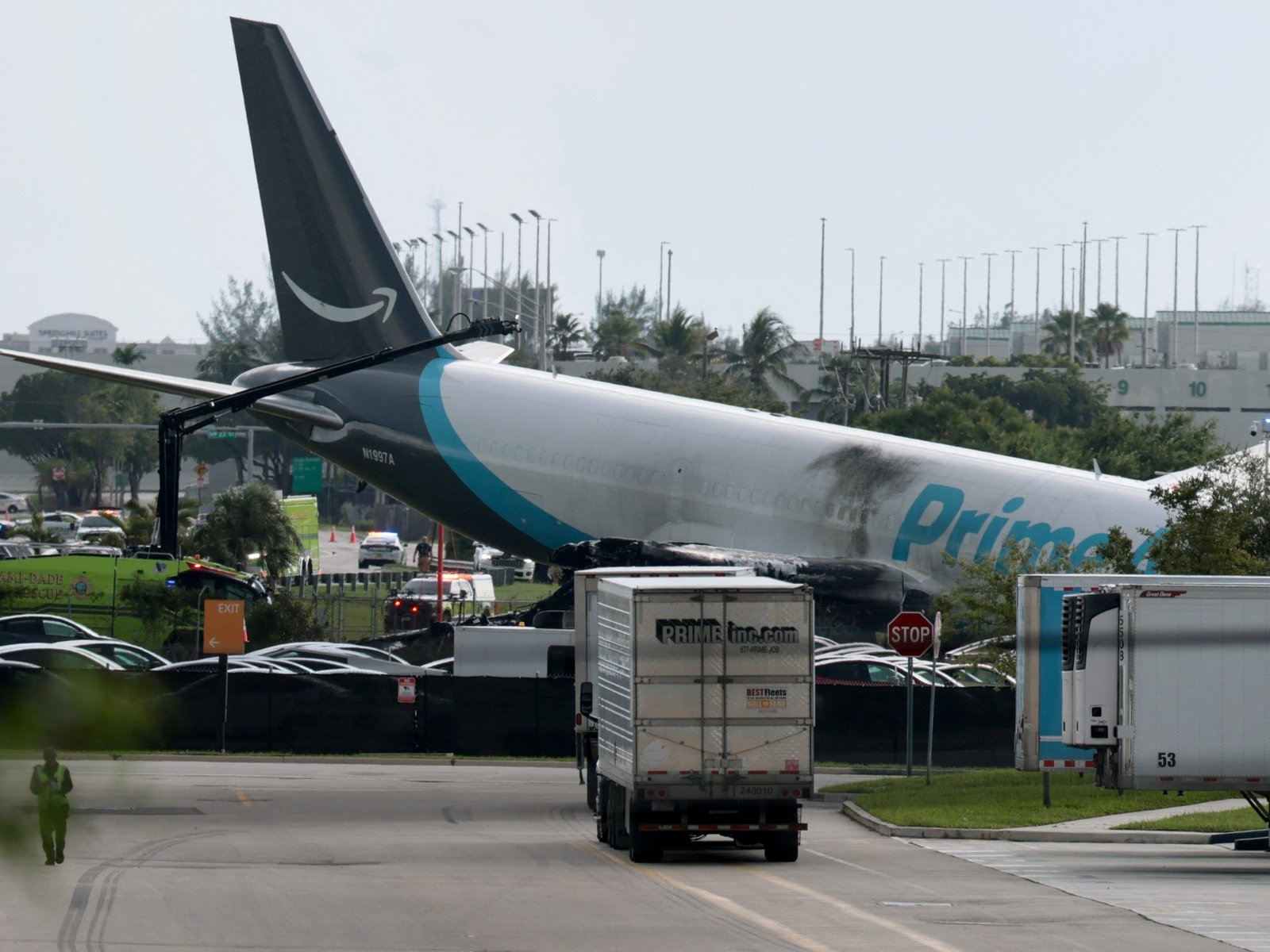 Crash avión Amazon Miami — Un avión de carga de Amazon es visto tras accidentarse en el Aeropuerto Internacional de Miami el 6 de septiembre. Foto de: Joe Raedle/Getty Images/AFP