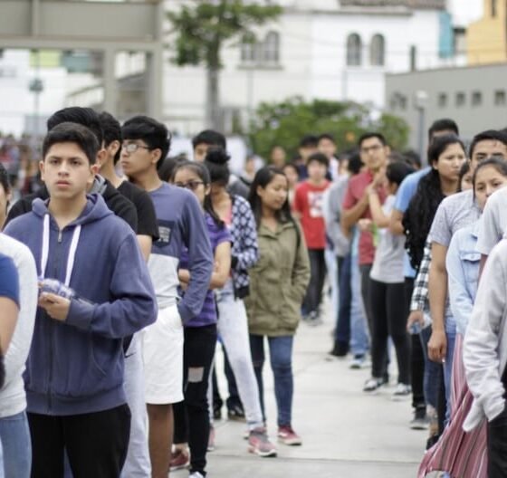 desempleo juvenil Perú — Jóvenes estudiantes en un entorno educativo, representando a la población afectada por el alto índice de desempleo juvenil en Perú. Foto de: Gestión