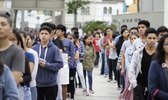desempleo juvenil Perú — Jóvenes estudiantes en un entorno educativo, representando a la población afectada por el alto índice de desempleo juvenil en Perú. Foto de: Gestión