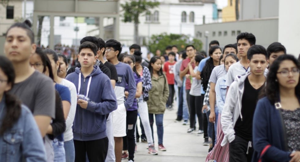 desempleo juvenil Perú — Jóvenes estudiantes en un entorno educativo, representando a la población afectada por el alto índice de desempleo juvenil en Perú. Foto de: Gestión