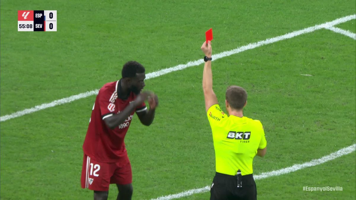 empate Sevilla Espanyol — Un árbitro muestra la tarjeta roja a un jugador durante el encuentro entre el Espanyol y el Sevilla. Foto de: Sportian