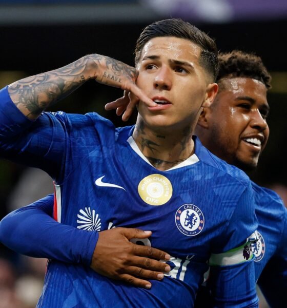 El futbolista Enzo Fernández celebra durante su etapa en el Chelsea antes de su traspaso récord al Manchester City. Foto de: Peter Cziborra/Reuters