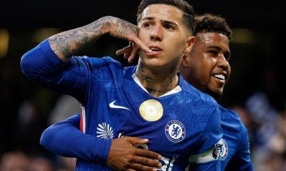 El futbolista Enzo Fernández celebra durante su etapa en el Chelsea antes de su traspaso récord al Manchester City. Foto de: Peter Cziborra/Reuters