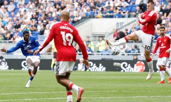 Everton empata 2-2 — Ainsley Maitland-Niles anota el segundo gol del Everton para asegurar un punto en el encuentro contra el Manchester United. Foto de: Jason Cairnduff/Reuters