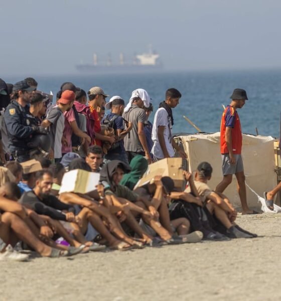 crisis migratoria Ceuta — Agentes de seguridad y migrantes se congregan en la playa de El Trampolín en el marco de la crisis migratoria en Ceuta. Foto de: Javier Hernández