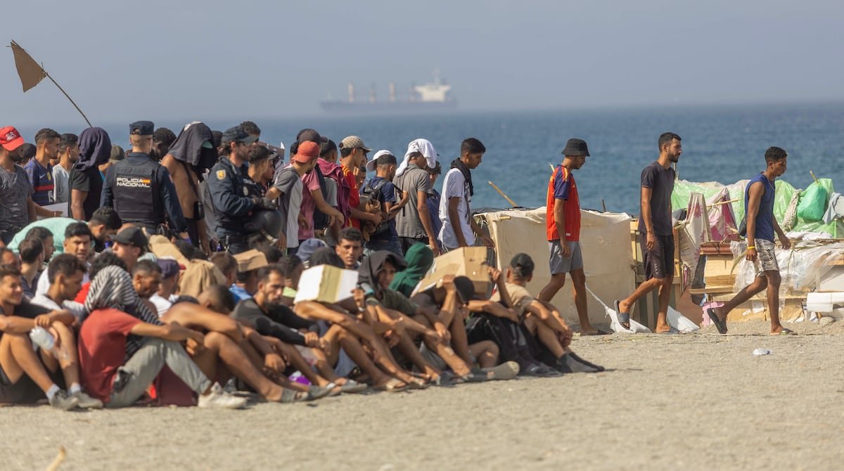 crisis migratoria Ceuta — Agentes de seguridad y migrantes se congregan en la playa de El Trampolín en el marco de la crisis migratoria en Ceuta. Foto de: Javier Hernández