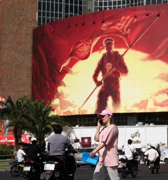 más rápidas — Una gran pantalla muestra una imagen de un soldado iraní con banderas, en un contexto de tensiones militares con Estados Unidos. Foto de: Infobae