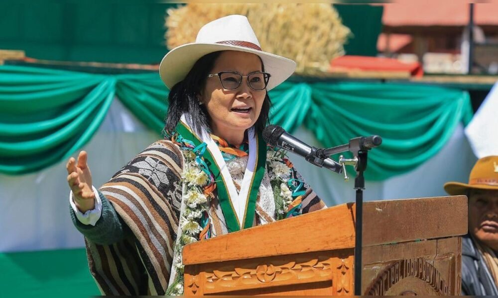 seguridad ciudadana — Una mujer con gafas, sombrero blanco y un sarape colorido habla frente a un micrófono en un podio de madera. Foto de: La República