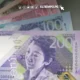 bonos El Niño Perú — Billetes de moneda peruana que representan el apoyo económico que el gobierno de Keiko Fujimori planea entregar a familias afectadas por El Niño. Foto de: ELTIEMPO.PE