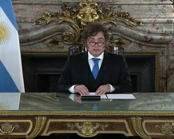 base naval — El presidente Javier Milei durante una comparecencia oficial en Argentina, en el marco de las tensiones diplomáticas con el Reino Unido por las Malvinas. Foto de: CNN en Español
