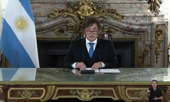 base naval — El presidente Javier Milei durante una comparecencia oficial en Argentina, en el marco de las tensiones diplomáticas con el Reino Unido por las Malvinas. Foto de: CNN en Español