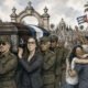 Una ilustración generada por IA muestra un féretro cubano custodiado por militares, simbolizando la expectativa por la muerte de Raúl Castro. Foto de: CiberCuba/ChatGPT